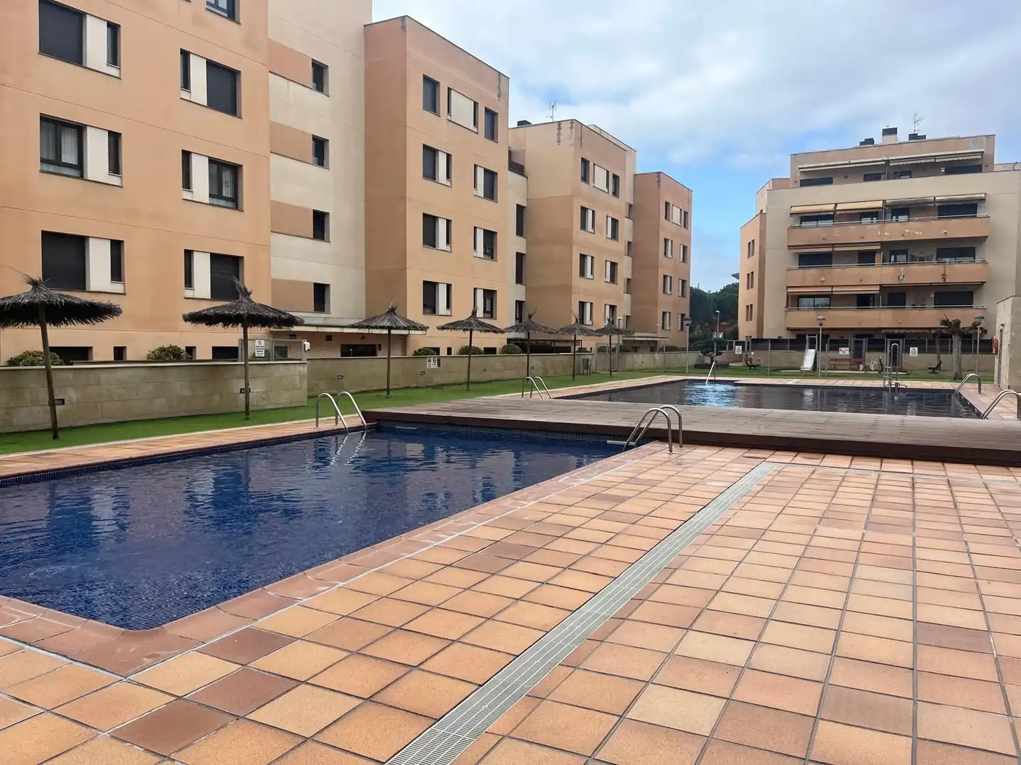 Schwimmbecken von Wohnungen zum Verkauf in Lloret de Mar mit Klimaanlage, Heizung und Abstellraum