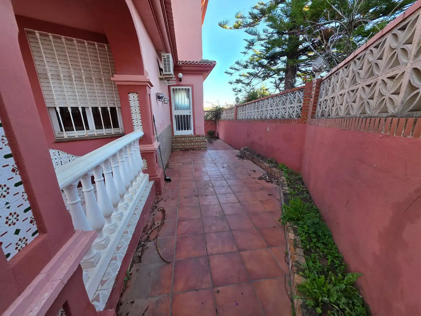 Vista exterior de Casa o xalet en venda en Alhaurín de la Torre amb Aire condicionat, Calefacció i Jardí privat