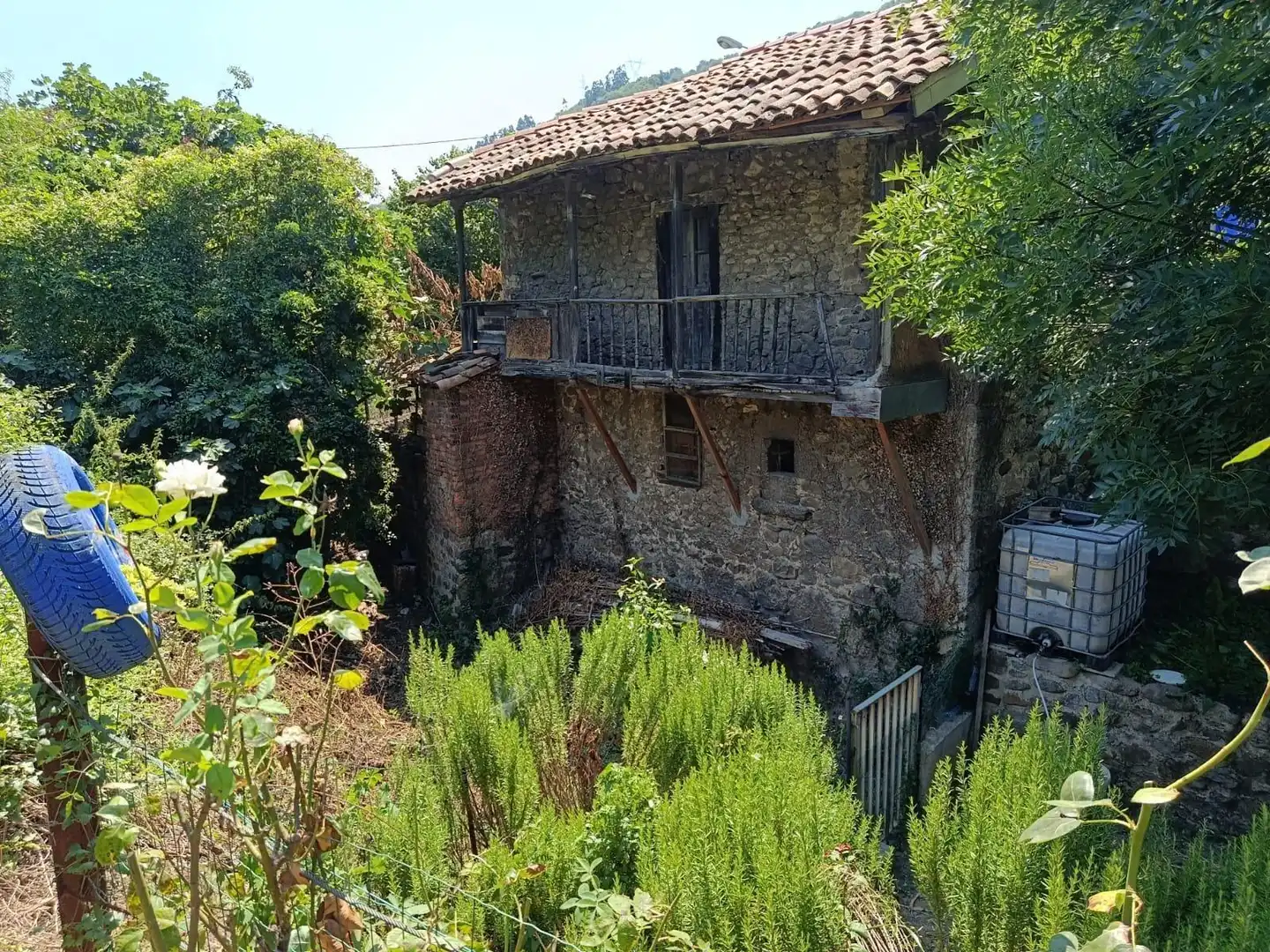 Casa amb jardí en venda a Lena