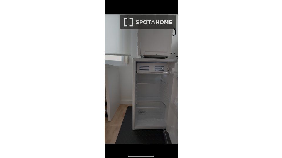 Habitación de Piso de alquiler en  Madrid Capital con Aire acondicionado, Calefacción y Amueblado