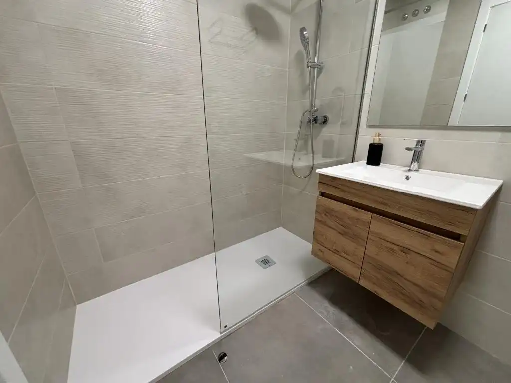 Bany de Estudi de lloguer en Madrid amb Aire condicionat, Moblat i Piscina comunitària