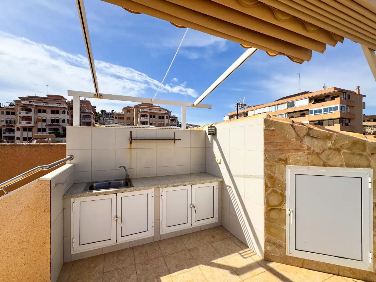Terrassa de Casa adosada en venda en Torrevieja amb Aire condicionat, Calefacció i Jardí privat