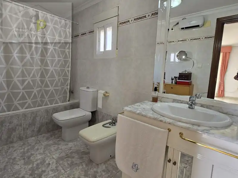 Bany de Casa o xalet en venda en Elche / Elx amb Aire condicionat, Jardí privat i Terrassa