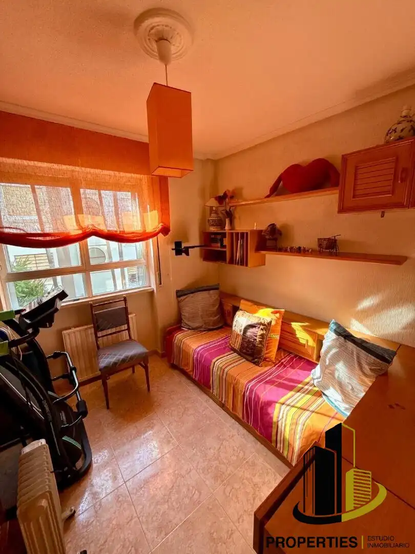 Bedroom of Flat for sale in Ledrada