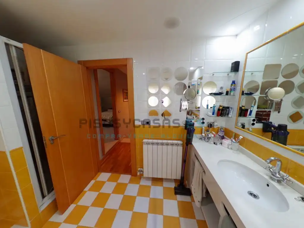 Bathroom of Houses for sale in San Mateo de Gállego  with Air Conditioner, Private garden and Terrace
