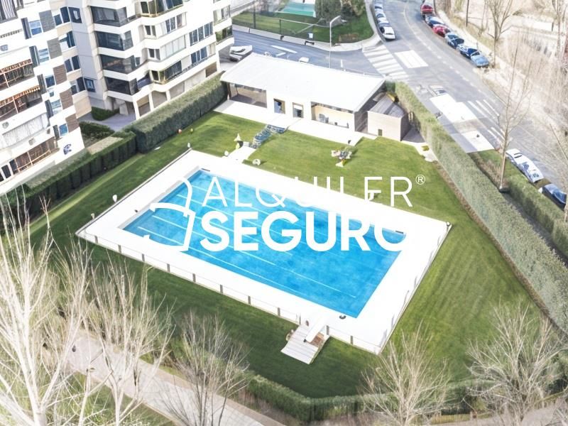 Swimming pool of Attic to rent in  Madrid Capital  with Air Conditioner, Heating and Storage room