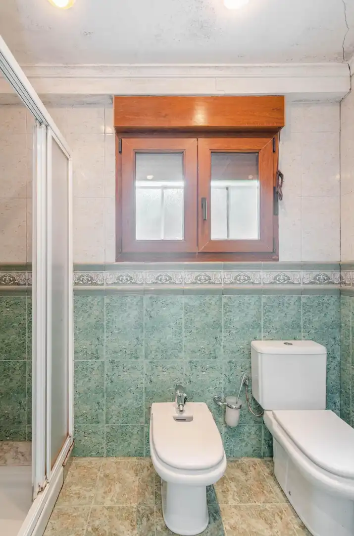 Baño de Casa o chalet en venta en Oviedo  con Calefacción, Jardín privado y Terraza