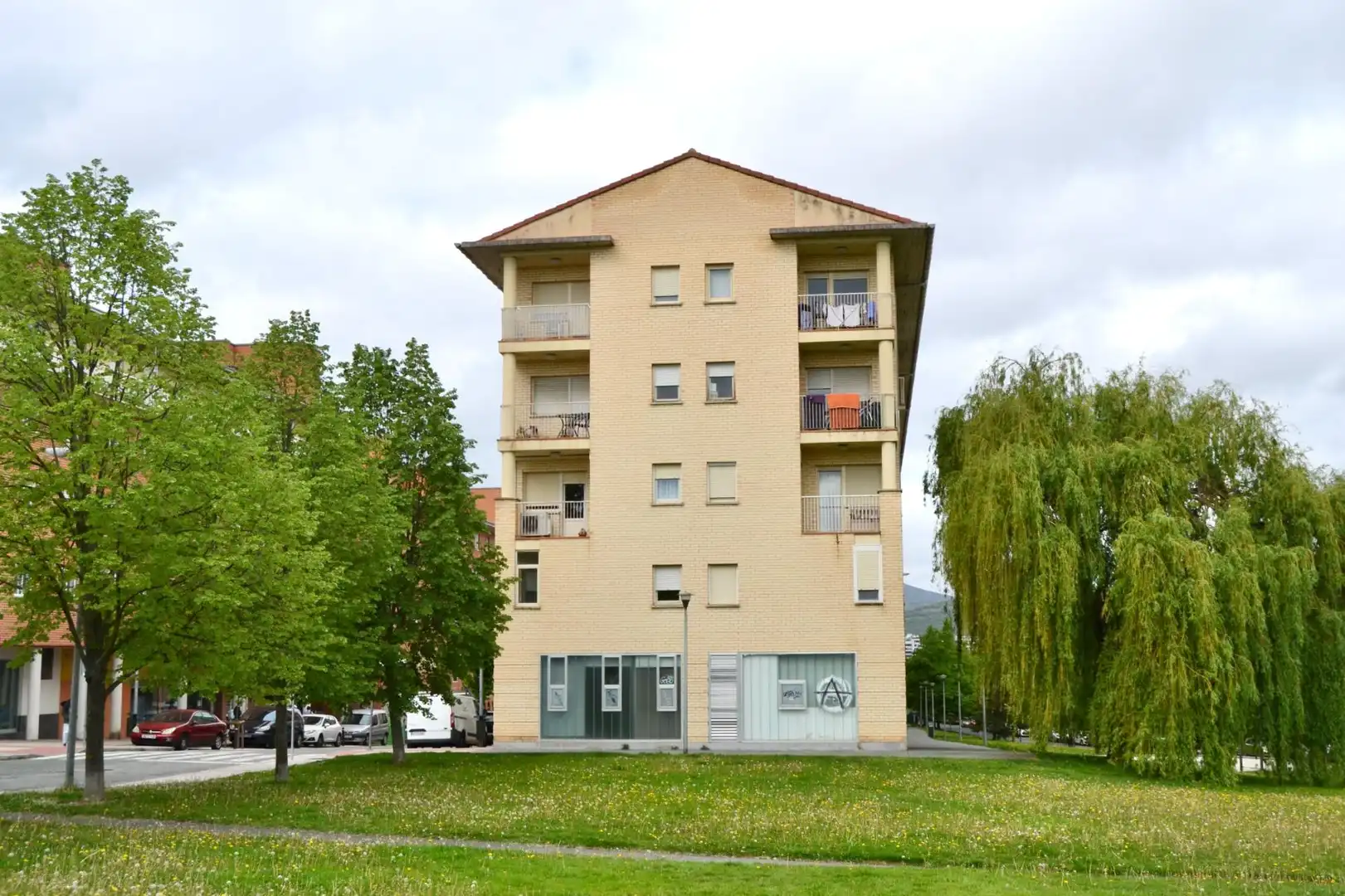 Vista exterior de Local en venta en  Pamplona / Iruña