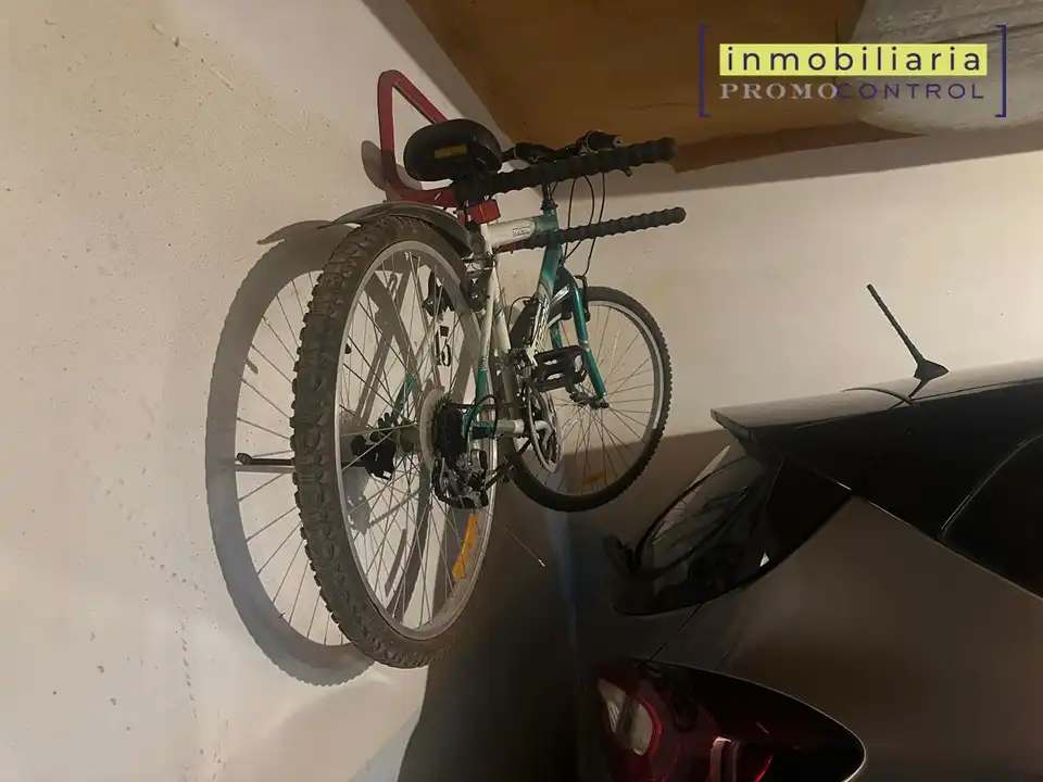 Aparcament de Casa adosada en venda en Zuera amb Calefacció, Jardí privat i Terrassa