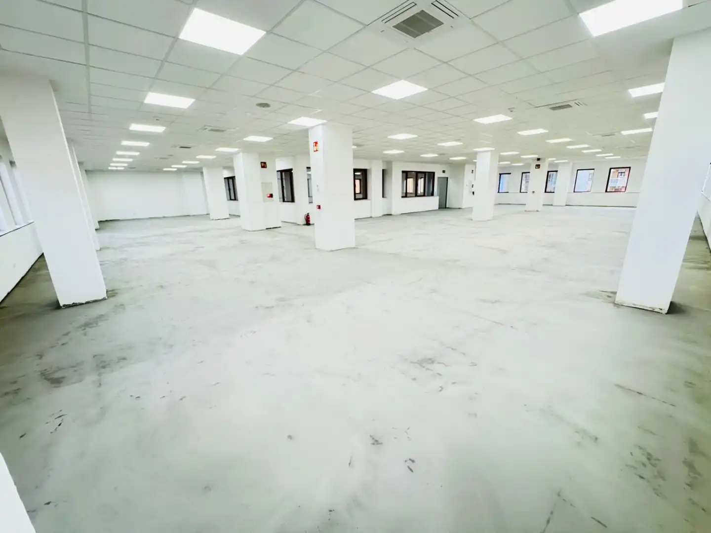 Office space with lift to rent in Juan Pereda pila