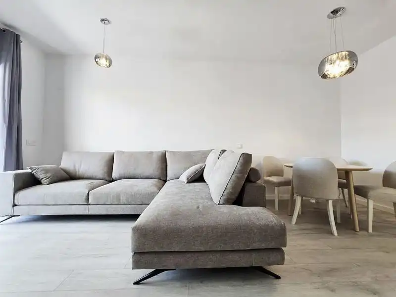 Sala d'estar de Àtic de lloguer en Estepona amb Aire condicionat, Terrassa i Piscina