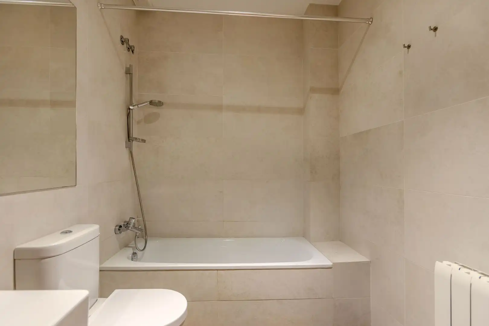 Baño de Casa adosada en venta en Barcelona con Parquet y Terraza