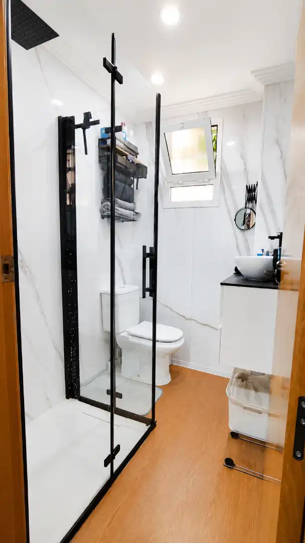 Bathroom of Flat for sale in Sevilla  with Air Conditioner and Furnished