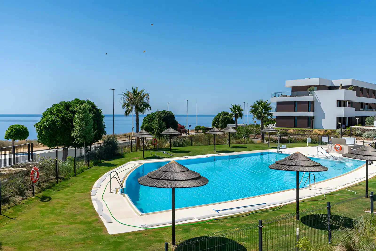 Schwimmbecken von Erdgeschoss zum Verkauf in Casares mit Klimaanlage, Privatgarten und Terrasse