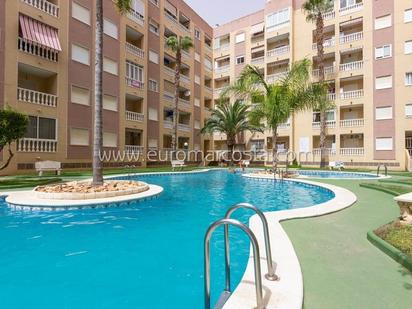 Vista exterior de Apartament en venda en Torrevieja amb Aire condicionat, Terrassa i Balcó