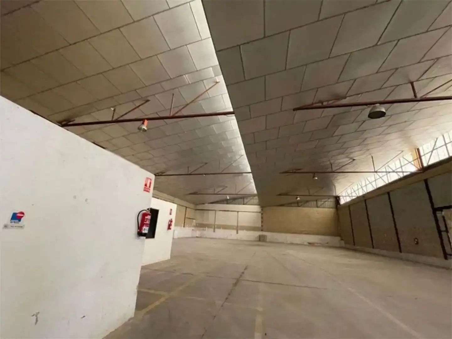 Parkplatz von Fabrikhallen zur Miete in Zaratán