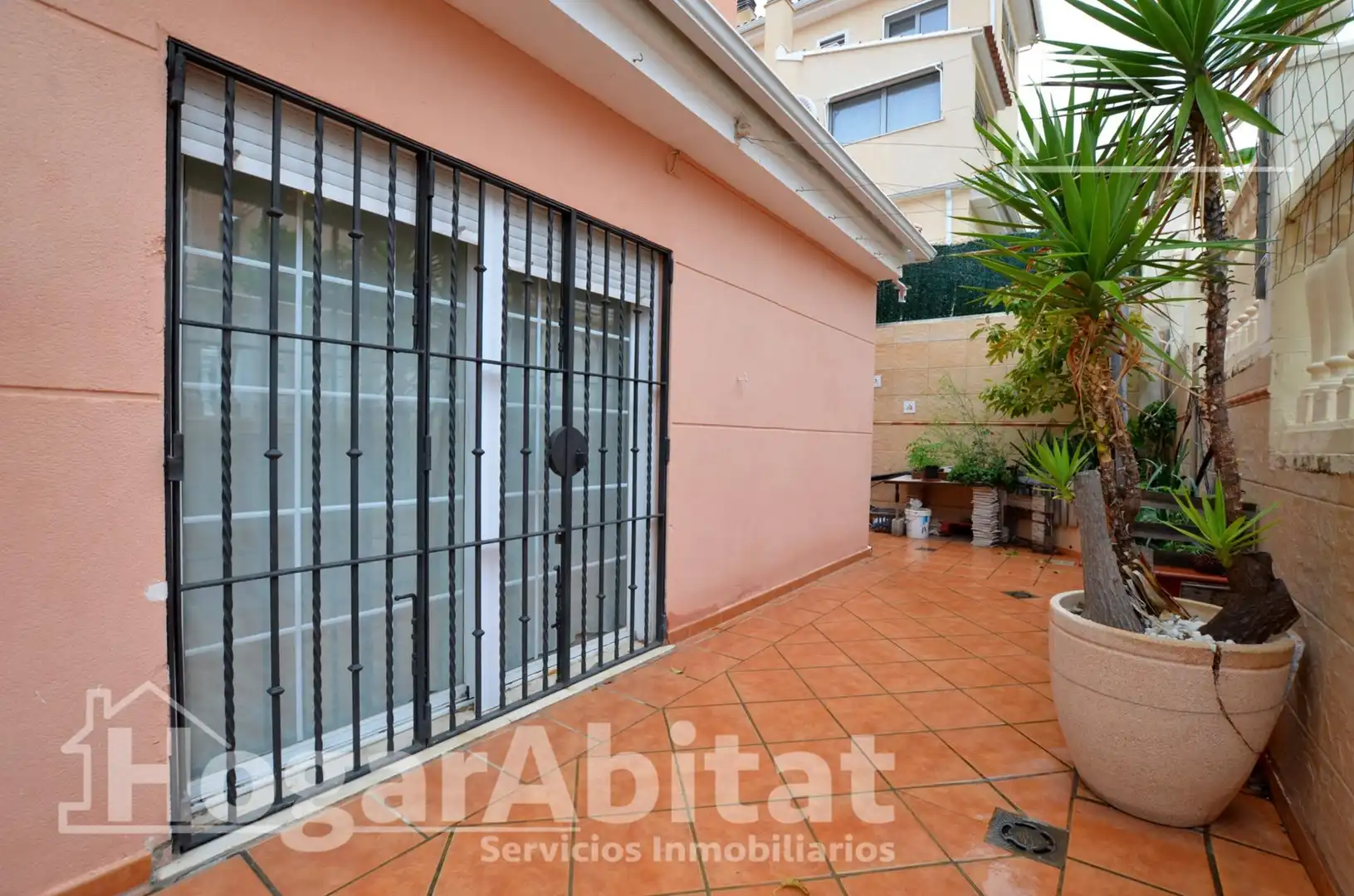 Außenansicht von Einfamilien-Reihenhaus zum Verkauf in Cullera mit Privatgarten, Terrasse und Abstellraum
