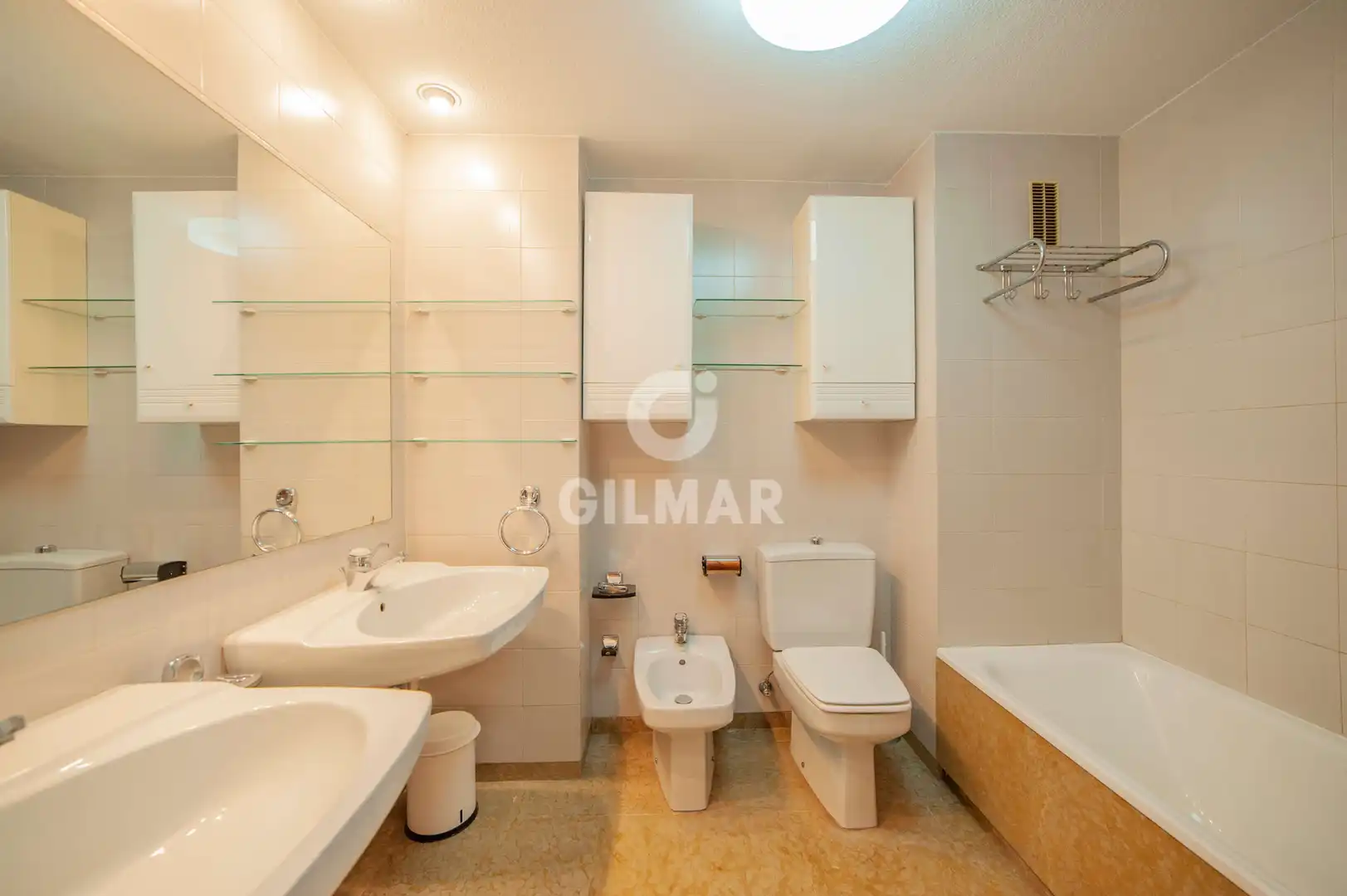 Baño de Piso de alquiler en Sevilla con Calefacción y Balcón