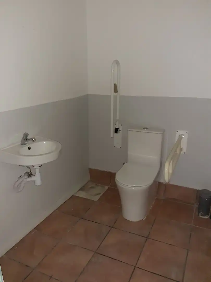 Badezimmer von Fabrikhallen zur Miete in Barcelona