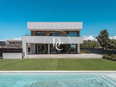 New build Detached house with pool for sale in Passeig de la Ribera