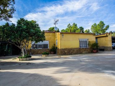 House with pool for sale in Sax