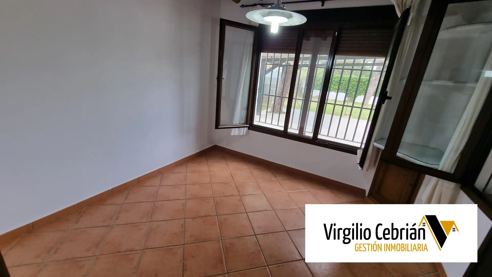 Sala d'estar de Casa o xalet en venda en Chipiona amb Aire condicionat, Jardí privat i Terrassa