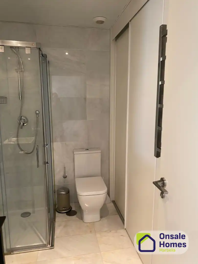 Badezimmer von Wohnung zum Verkauf in Marbella mit Klimaanlage, Terrasse und Abstellraum