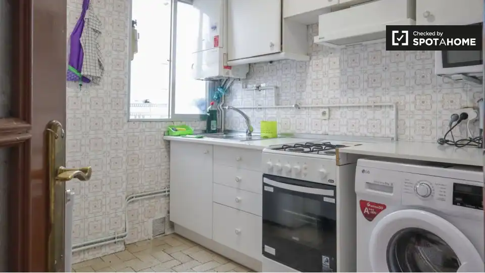Cuina de Pis de lloguer en Madrid amb Aire condicionat, Calefacció i Moblat