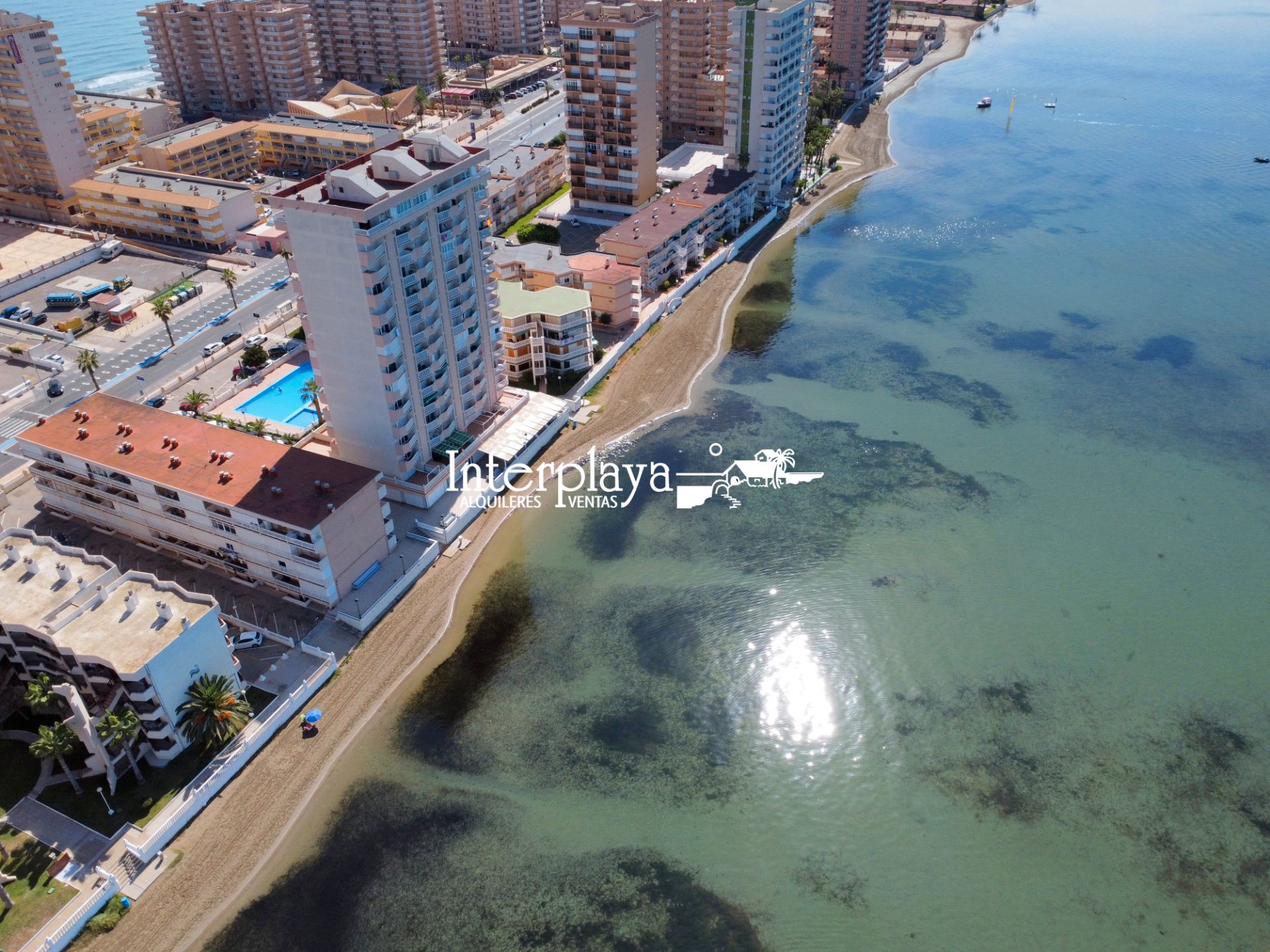 Vista exterior de Apartament en venda en La Manga del Mar Menor amb Terrassa, Moblat i Piscina comunitària