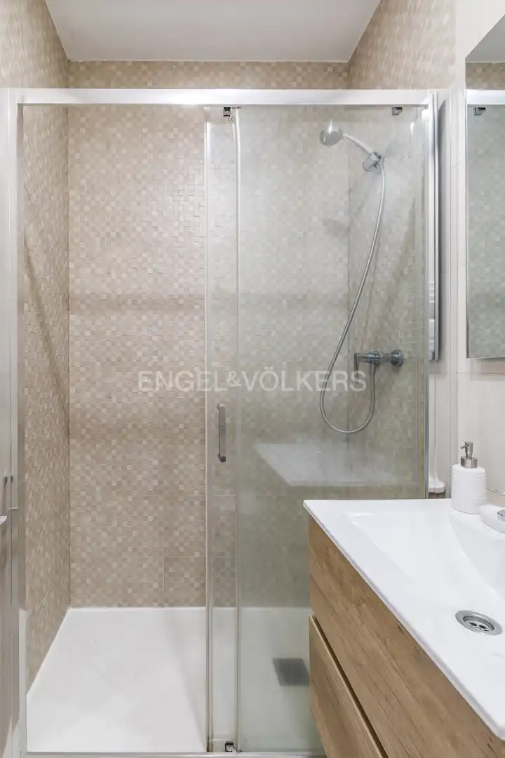 Bany de Apartament de lloguer en Madrid amb Aire condicionat, Calefacció i Moblat