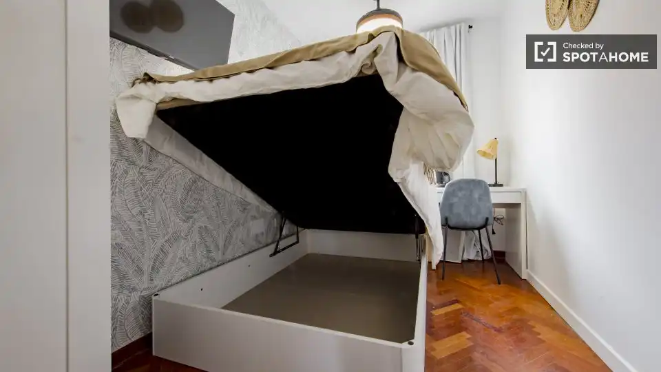 Bedroom of Flat for share in Madrid  with Air Conditioner, Heating and Furnished