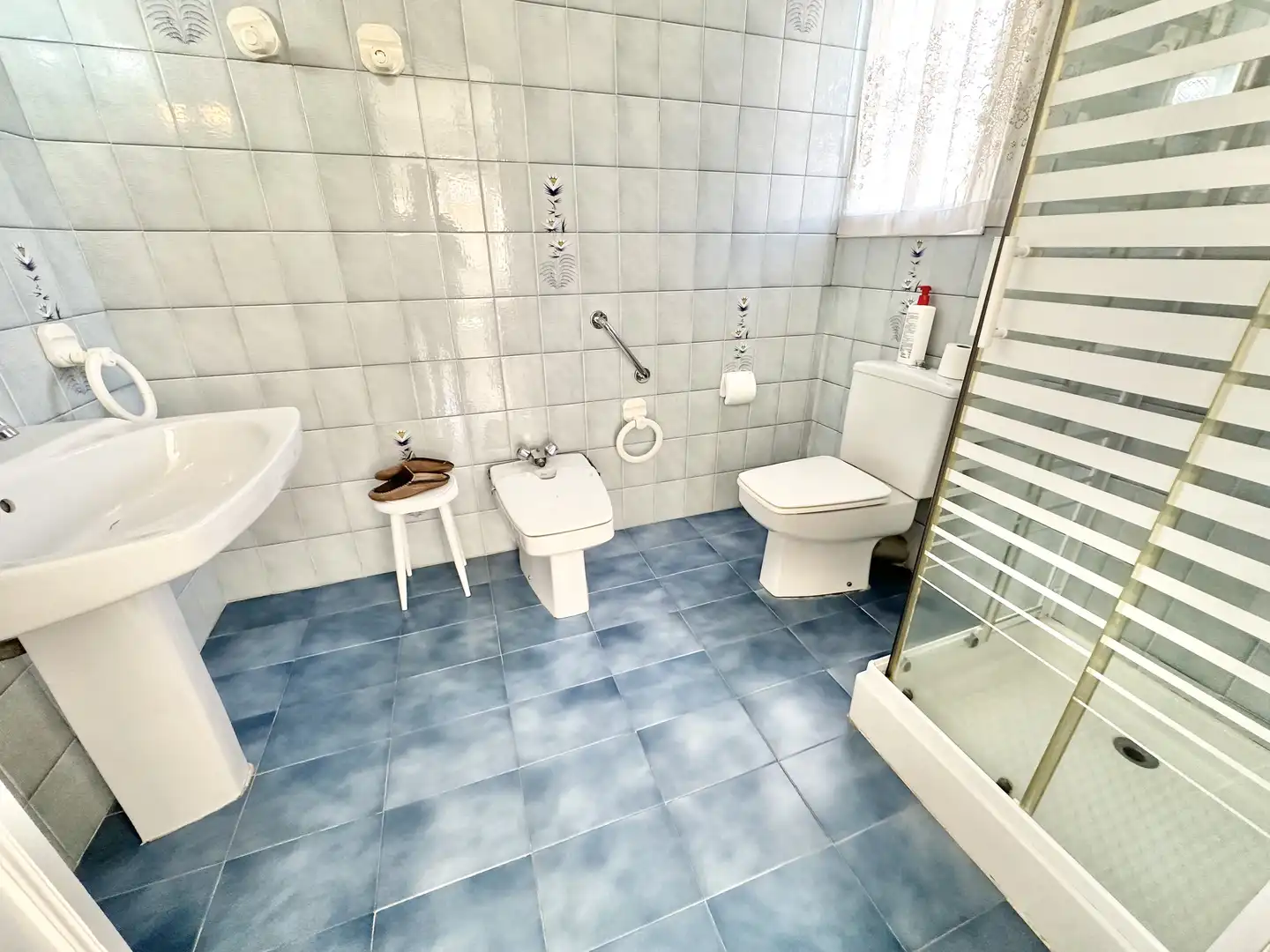 Badezimmer von Einfamilien-Reihenhaus zum Verkauf in El Masnou mit Heizung, Privatgarten und Terrasse