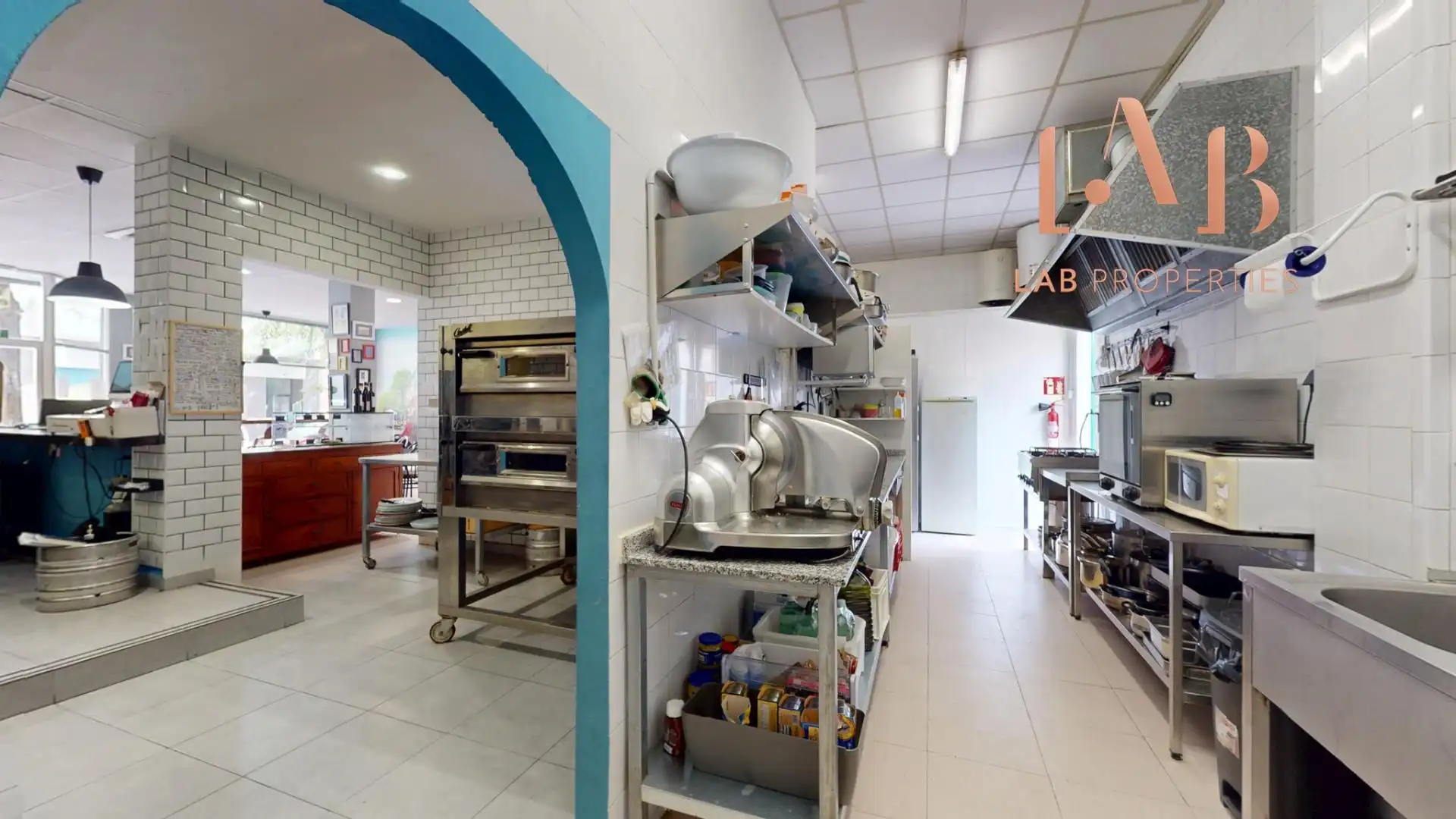 Cuina de Local de lloguer en  Palma de Mallorca amb Aire condicionat i Moblat