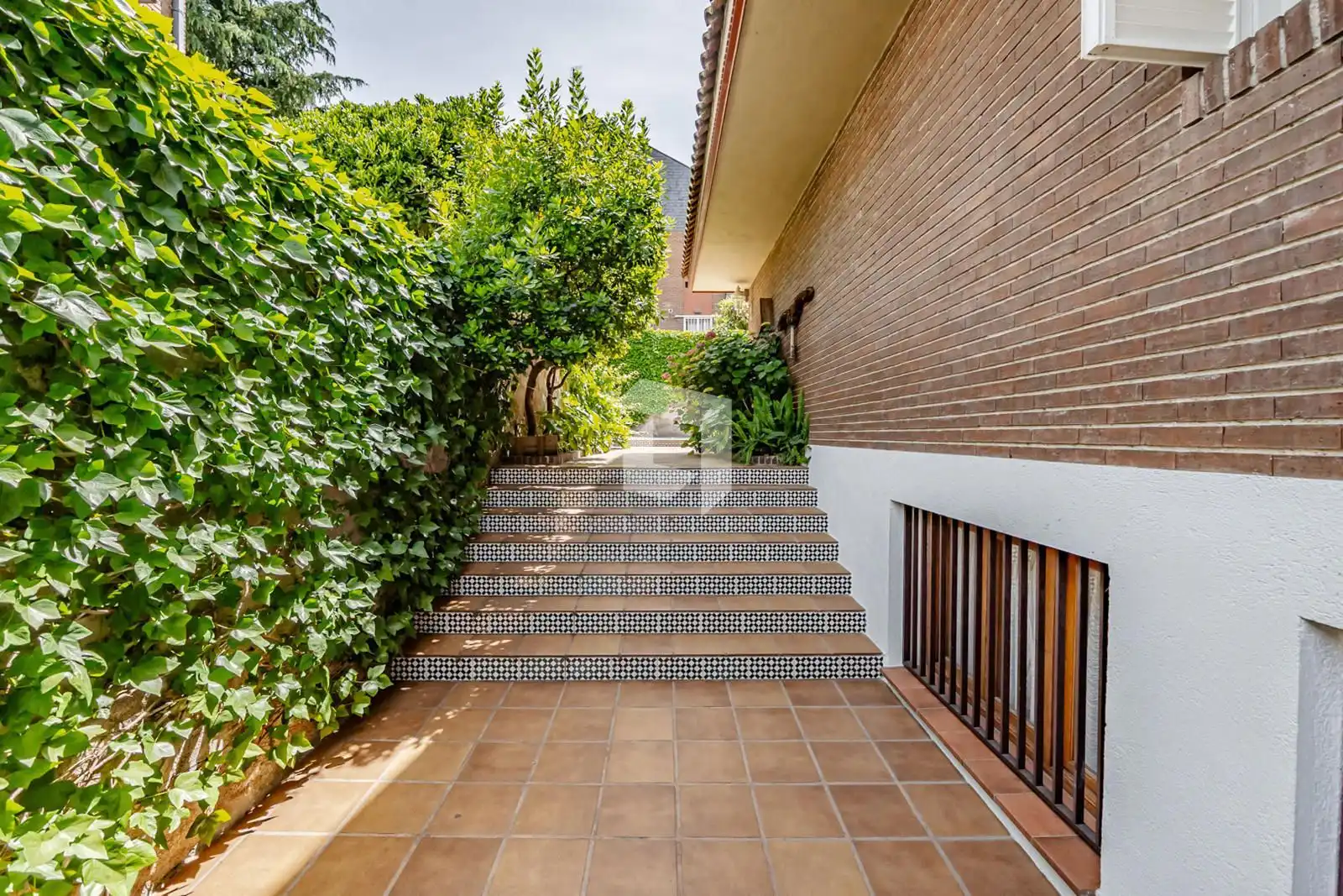 Jardí de Casa adosada en venda en Pozuelo de Alarcón amb Aire condicionat, Calefacció i Jardí privat