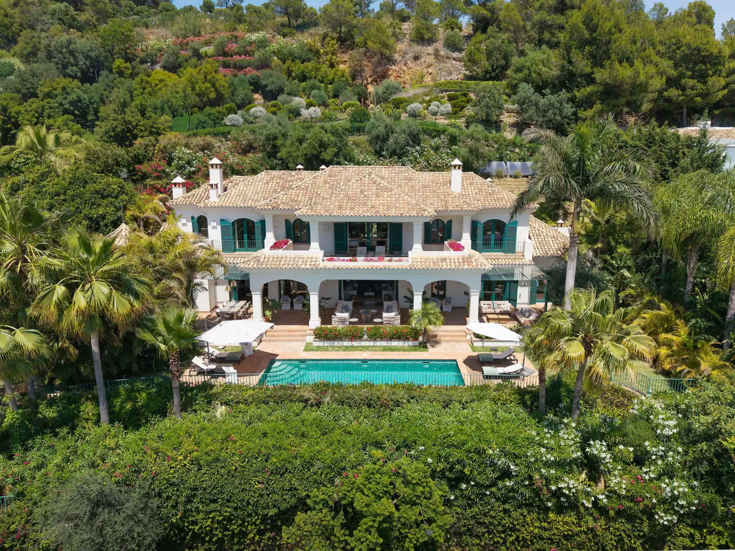 Vista exterior de Casa o xalet en venda en Marbella amb Aire condicionat, Calefacció i Jardí privat