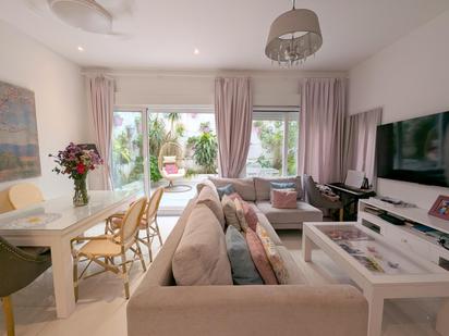 Living room of House or chalet for sale in  Sevilla Capital  with Air Conditioner, Heating and Parquet flooring