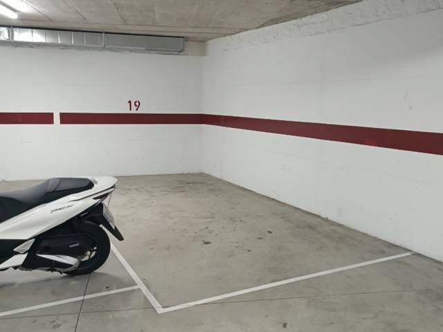 Garaje en Alquiler en Avenida da Coruña, 21 en O Burgo - Campus Universitario