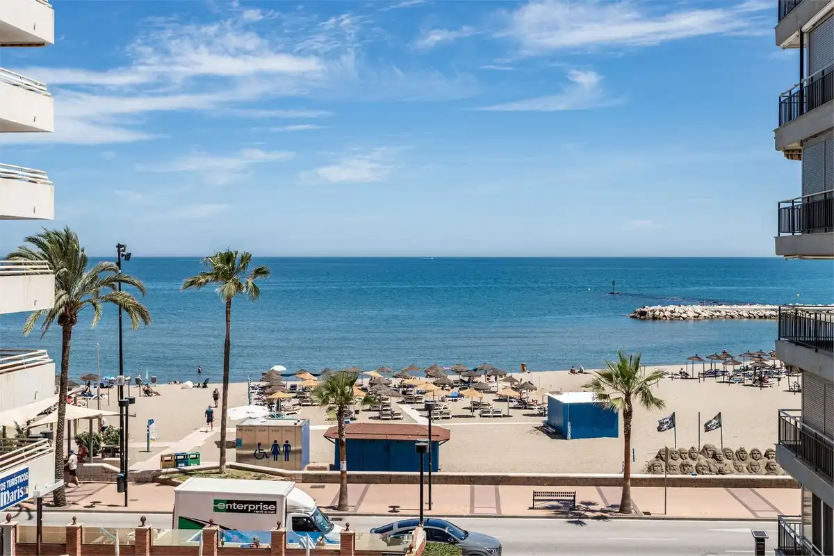 Außenansicht von Wohnungen zum Verkauf in Fuengirola mit Klimaanlage, Heizung und Terrasse