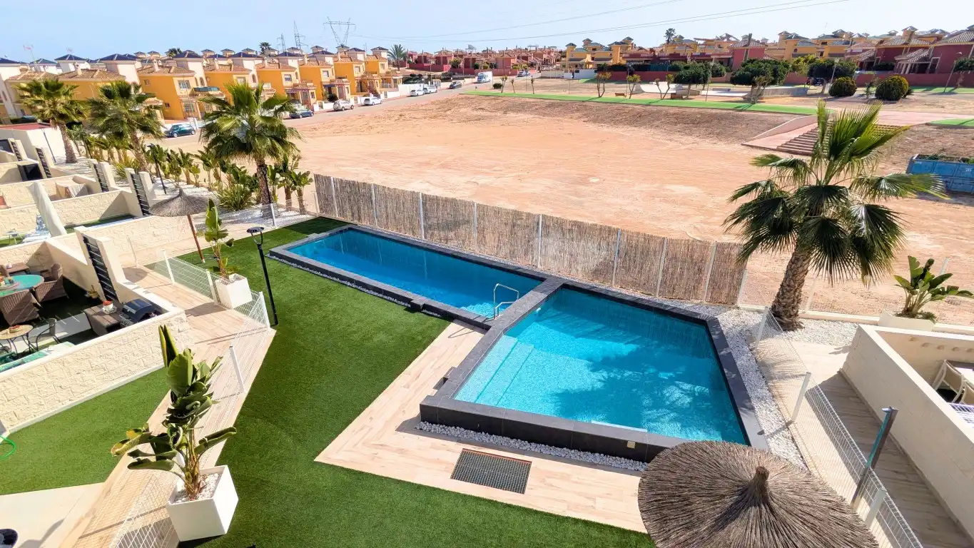 Piscina de Planta baixa en venda en Algorfa amb Aire condicionat, Jardí privat i Terrassa