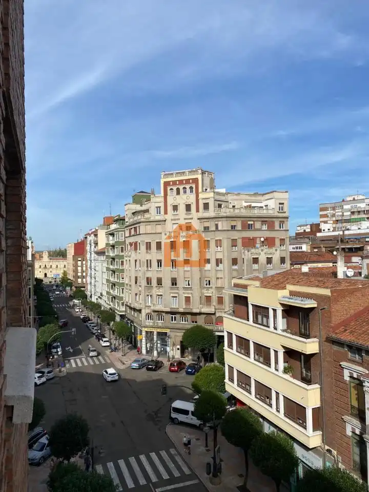 Vista exterior de Piso en venta en León Capital  con Calefacción, Parquet y Terraza
