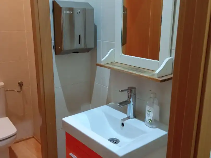 Badezimmer von Büro zur Miete in Alcalá de Henares mit Klimaanlage, Heizung und Möbliert