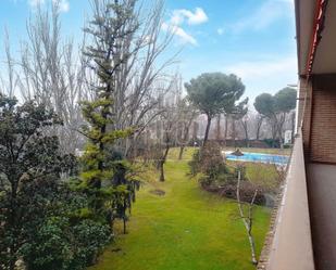 Swimming pool of Flat for sale in  Madrid Capital  with Air Conditioner, Heating and Private garden