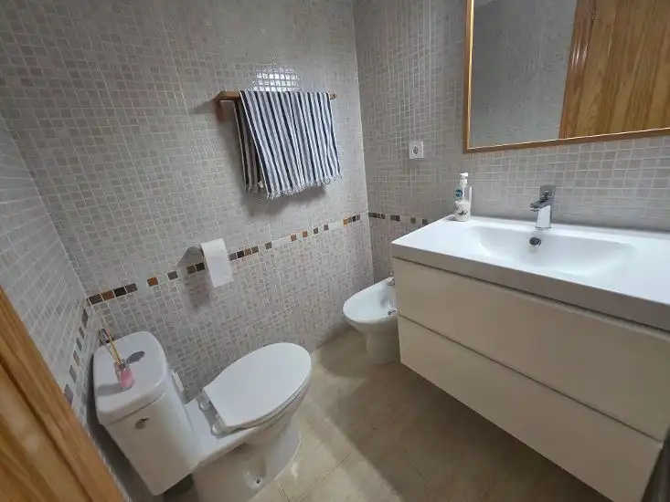 Baño de Apartamento en venta en La Manga del Mar Menor con Amueblado, Balcón y Piscina comunitaria