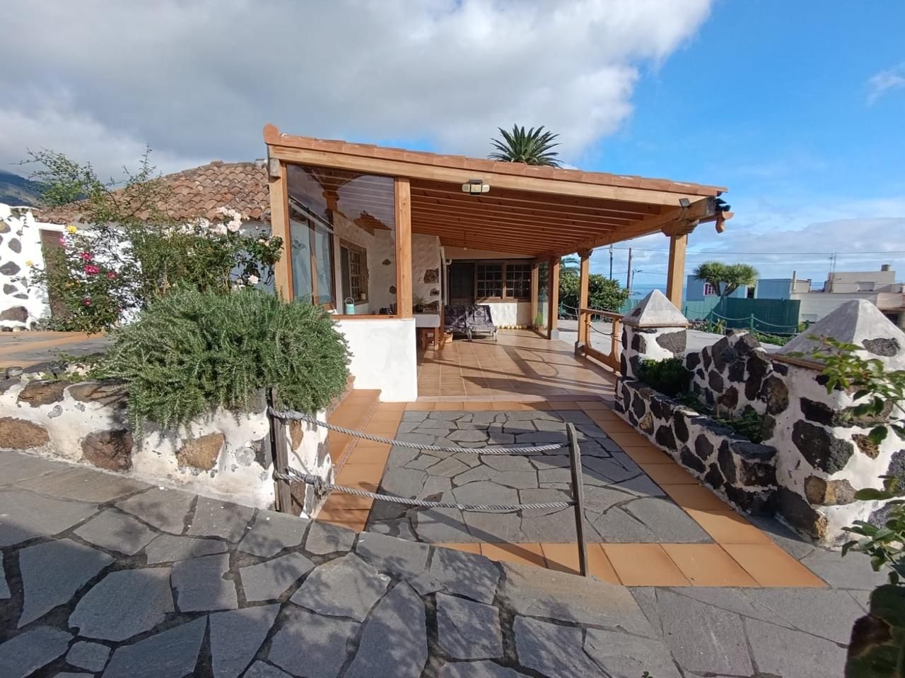 Vista exterior de Casa o xalet en venda en Breña Alta amb Jardí privat i Terrassa