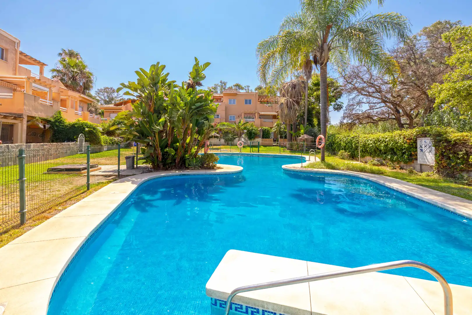Schwimmbecken von Wohnung zum Verkauf in Marbella mit Klimaanlage, Heizung und Terrasse