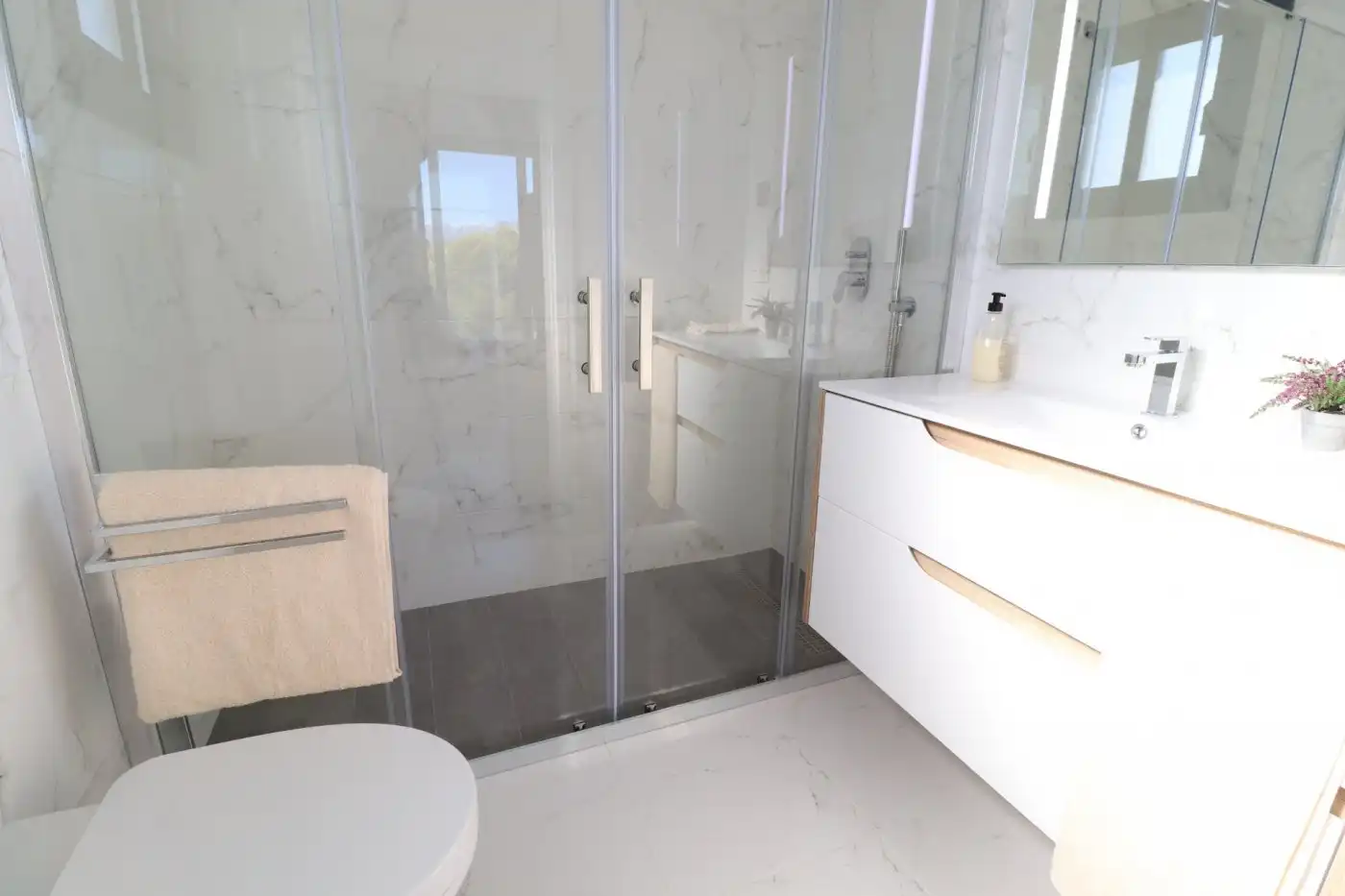 Bathroom of Houses for sale in La Nucia  with Air Conditioner, Private garden and Terrace