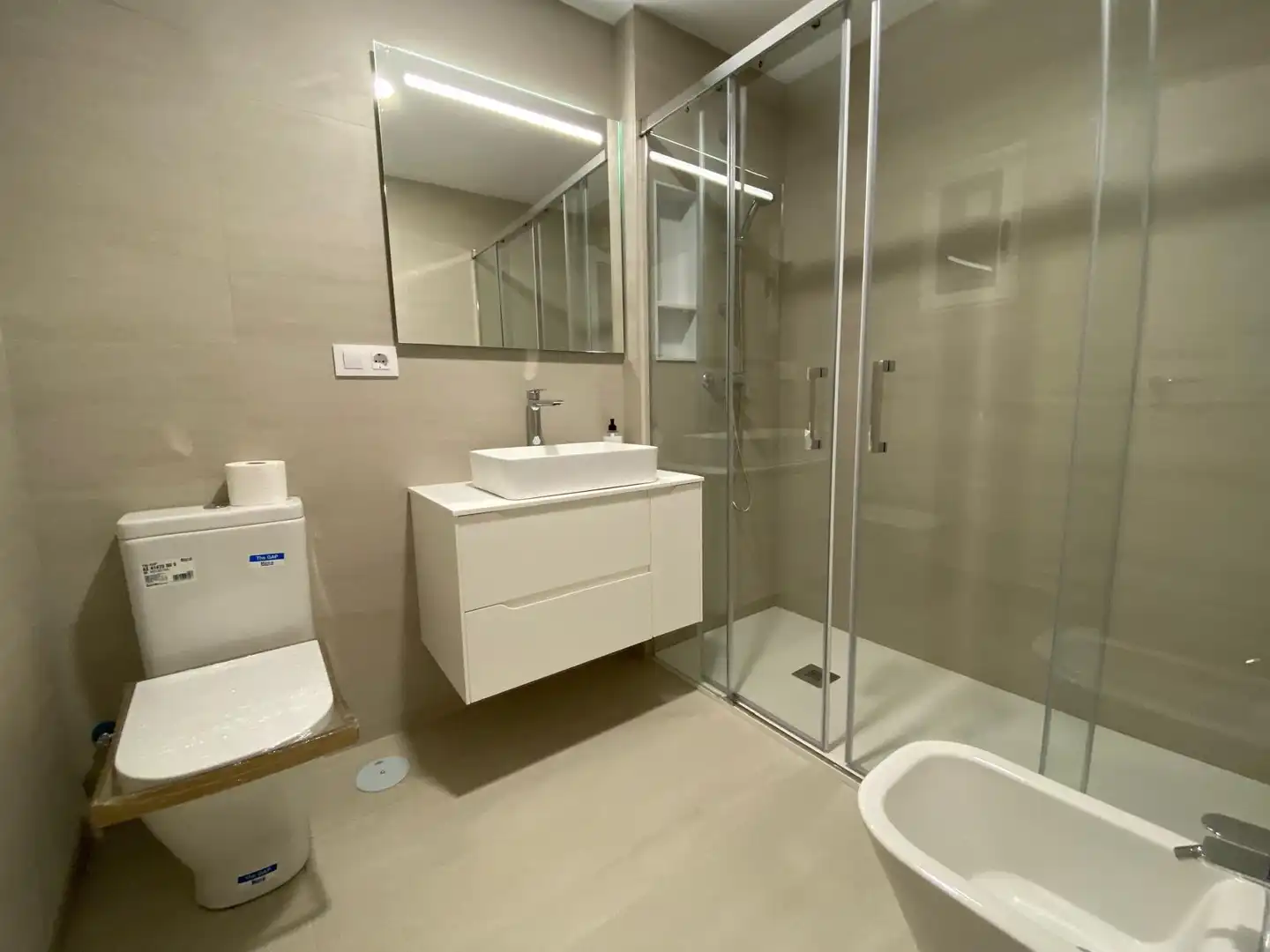 Bathroom of Flat for rent in Albacete  with Air Conditioner, Heating and Parquet flooring