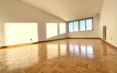 Living room of Flat to rent in  Madrid Capital  with Air Conditioner, Heating and Parquet flooring