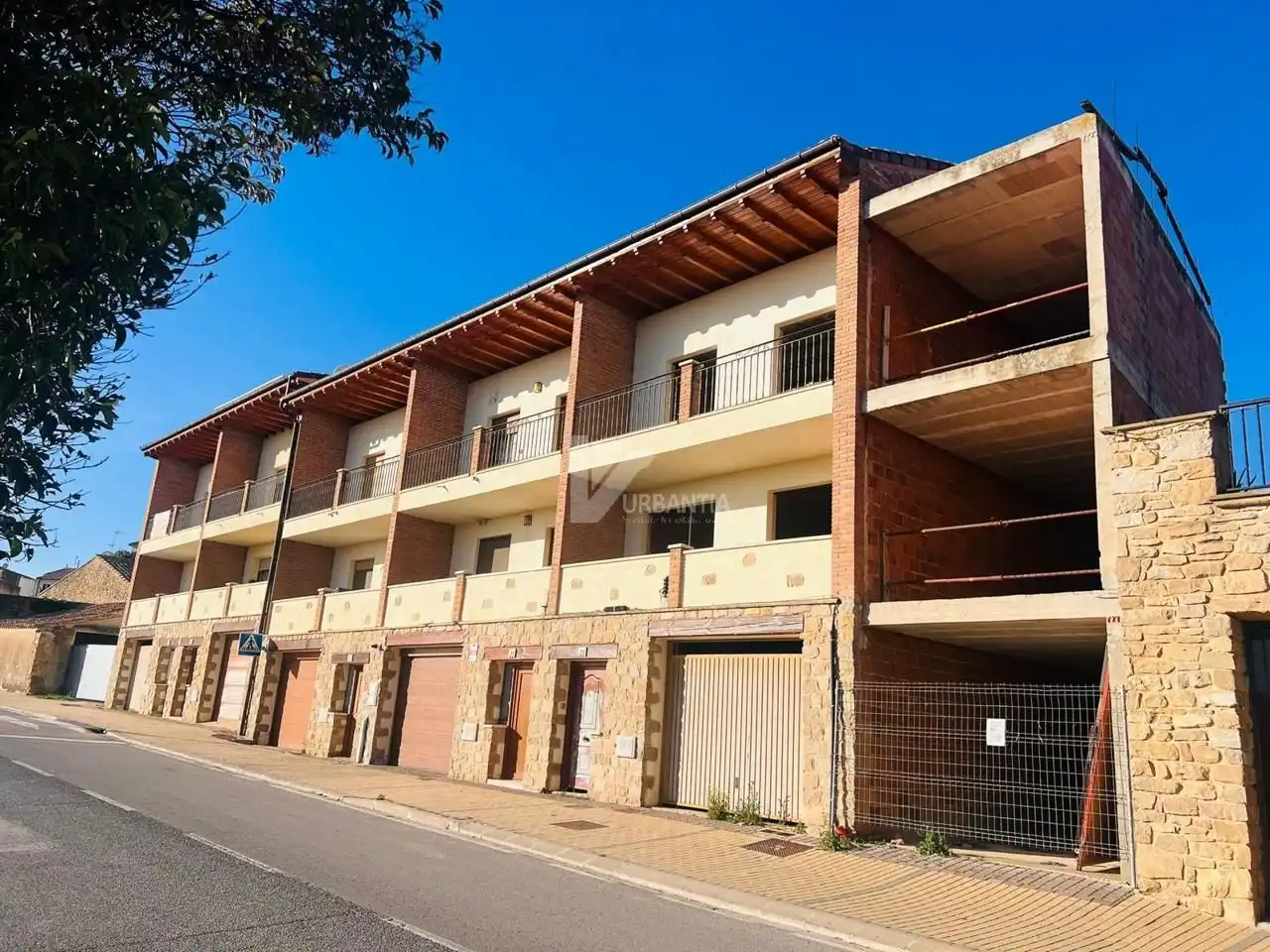 Vista exterior de Casa adosada en venda en Larraga amb Terrassa i Balcó