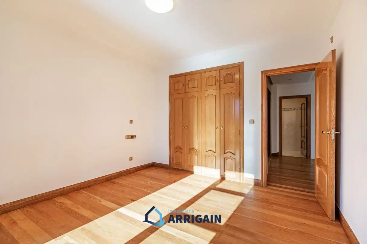 Dormitori de Casa adosada en venda en Donostia - San Sebastián  amb Calefacció, Jardí privat i Terrassa